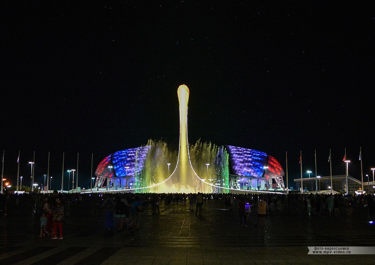 Олимпийский парк часы работы. Фонтан Сочи Олимпийский парк. Поющий фонтан Адлер Олимпийский парк. Шоу фонтанов Олимпийский парк Сочи. Поющий фонтан в Сочи в Олимпийском парке.